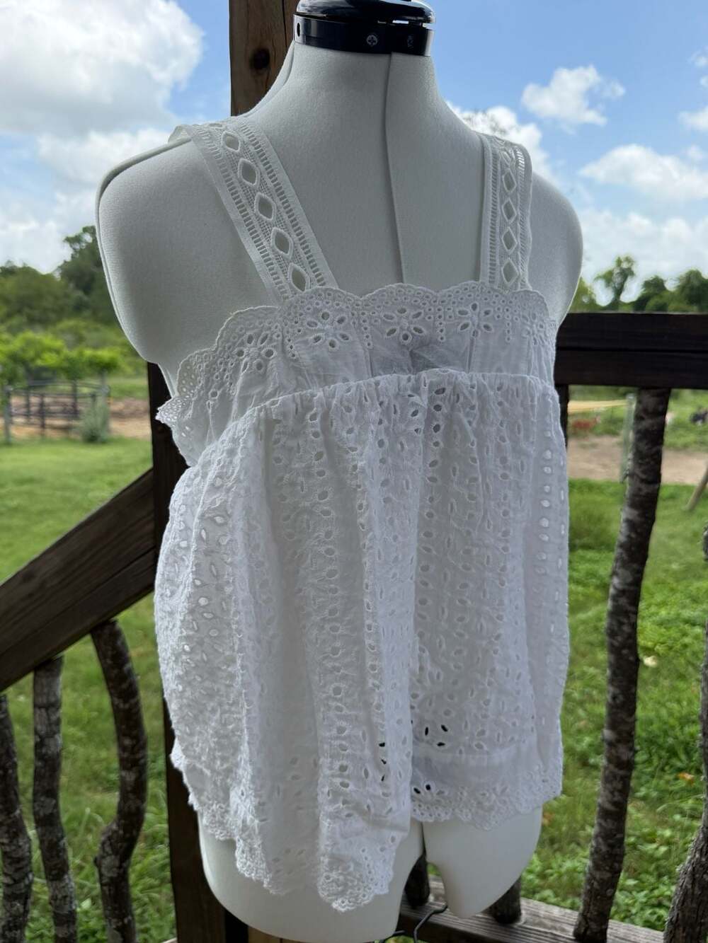 ee:some White Eyelet Lace Sleeveless Cami Tank Top